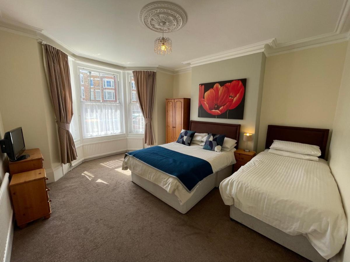 45 The Square Holiday Apartments Scarborough Ngoại thất bức ảnh